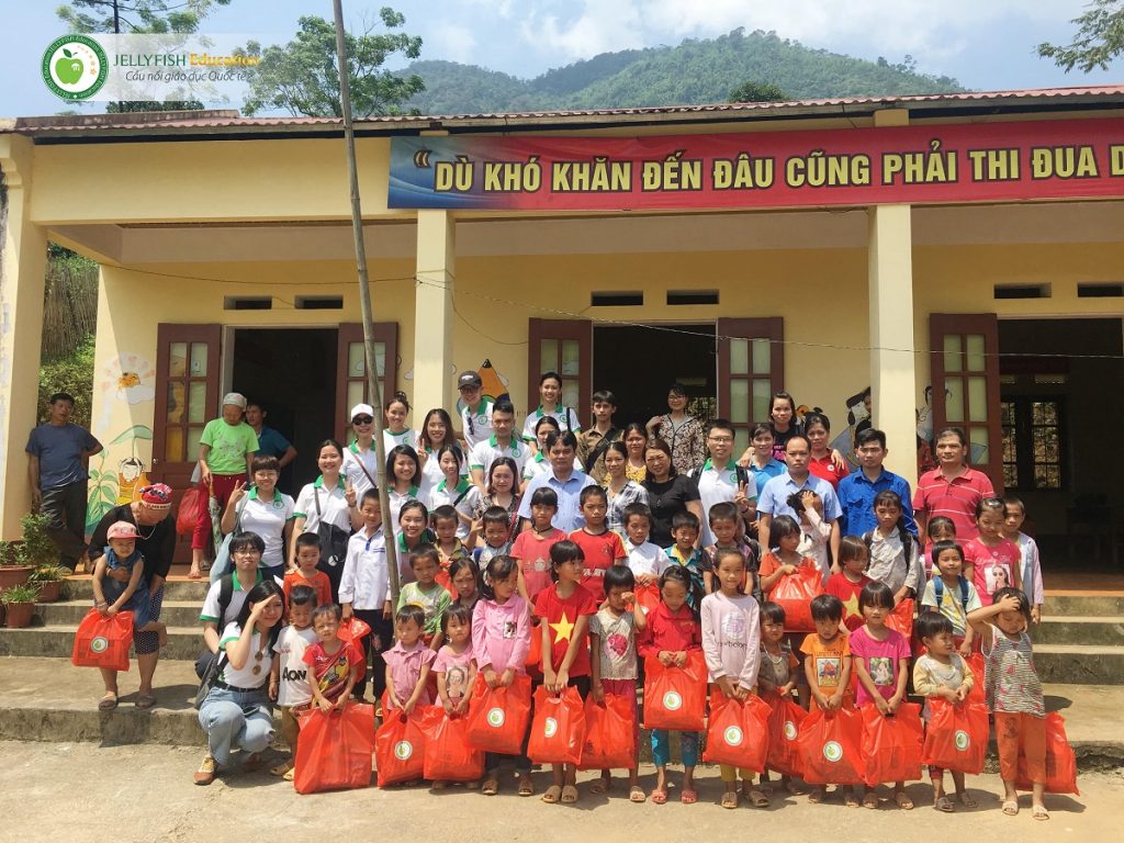 Các bé thuộc thôn Nặm Tốc, xã Đôn Phong, huyện Bạch Thông, tỉnh Bắc Kạn