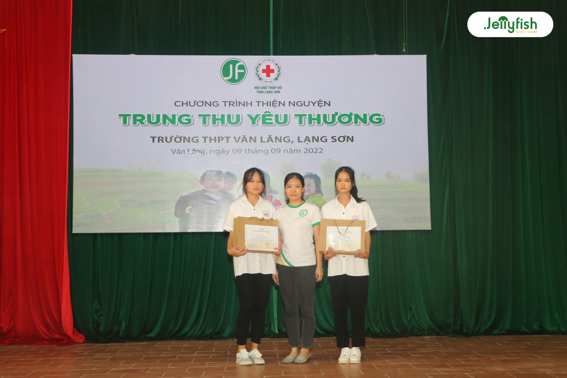 Bà Đào Thùy Dương trao tặng học bổng tới 2 em Đàm Thị Liên (bên trái) và em Lương Thị Thúy (bên phải) học bổng du học Nhật Bản GOTO