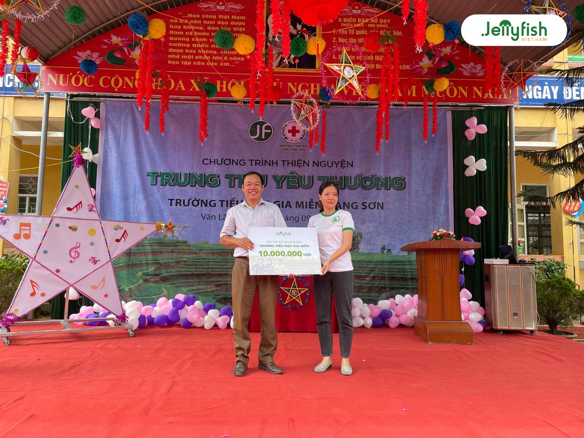 Đại diện Jellyfish Việt Nam đóng góp 10.000.000 VND vào quỹ khuyến học nhà trường