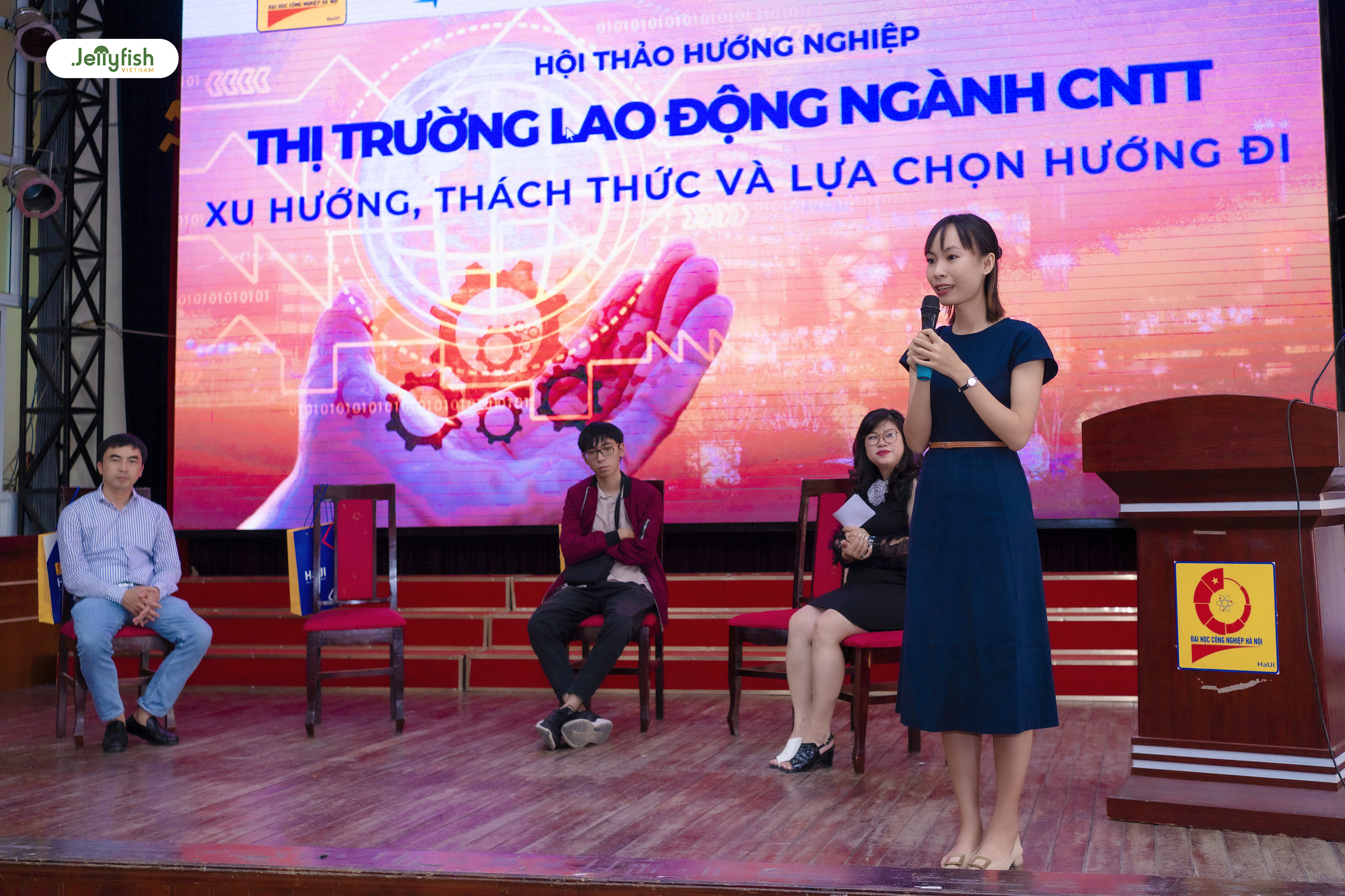 Bà Hoàng Hà Phương (GĐ Kinh doanh) chia sẻ tại hội thảo