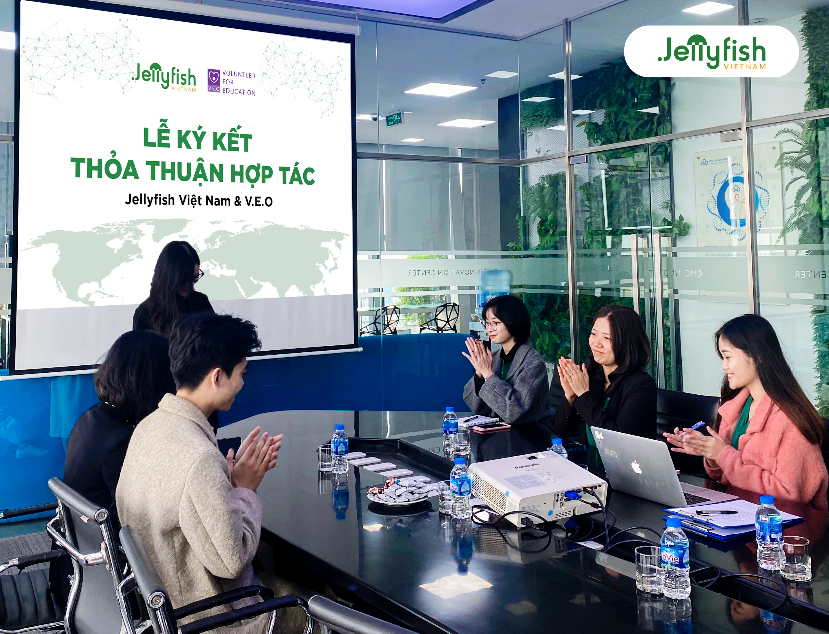 Lễ ký kết thỏa thuận hợp tác Jellyfish Việt Nam & V.E.O