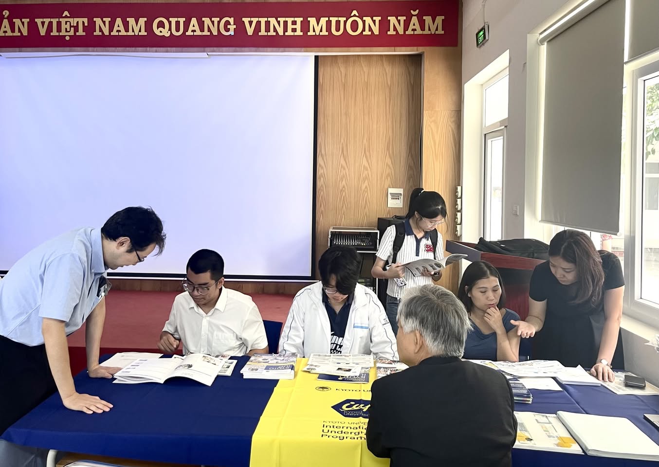 Trường THPT chuyên Khoa học Tự Nhiên, Đại học Quốc gia Hà Nội