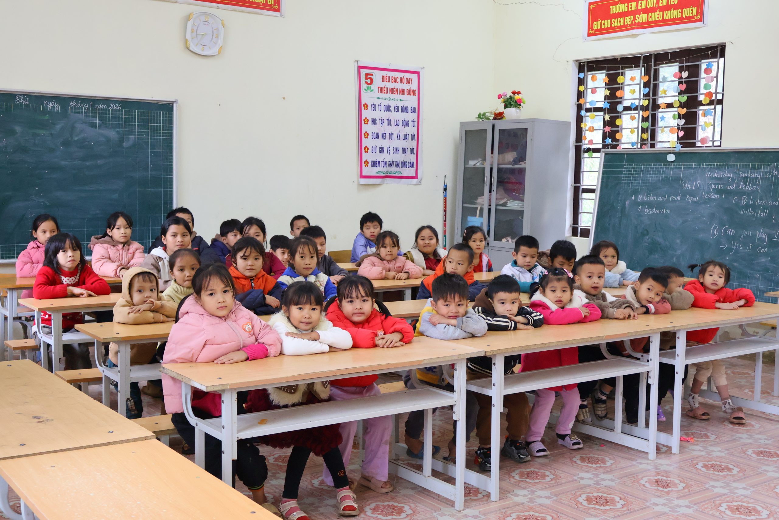 Các em nhỏ trường Mầm non và Tiểu học Lũng Cao