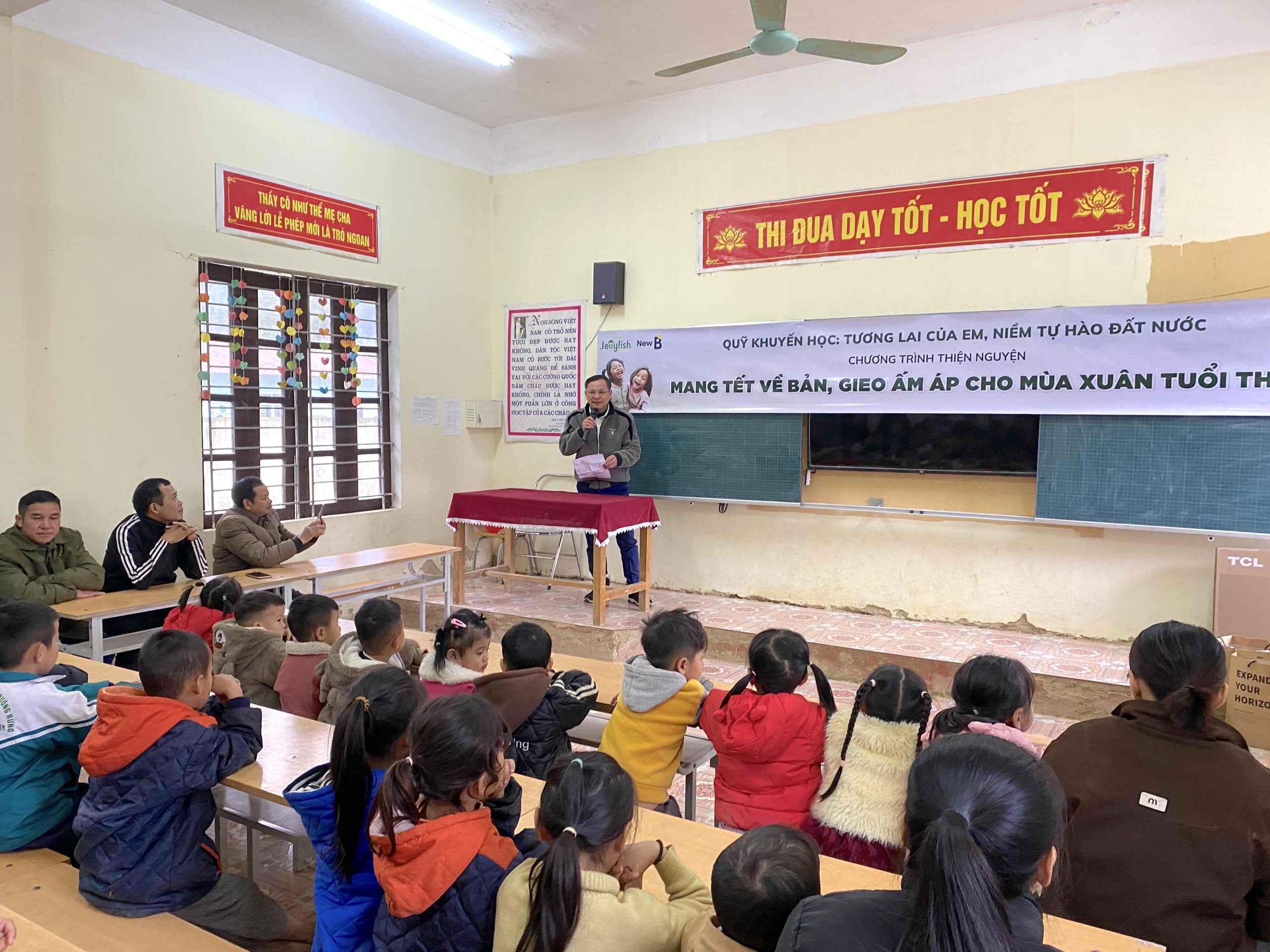 Jellyfish Charity project "Bringing Tết to the Children in the Highlands"