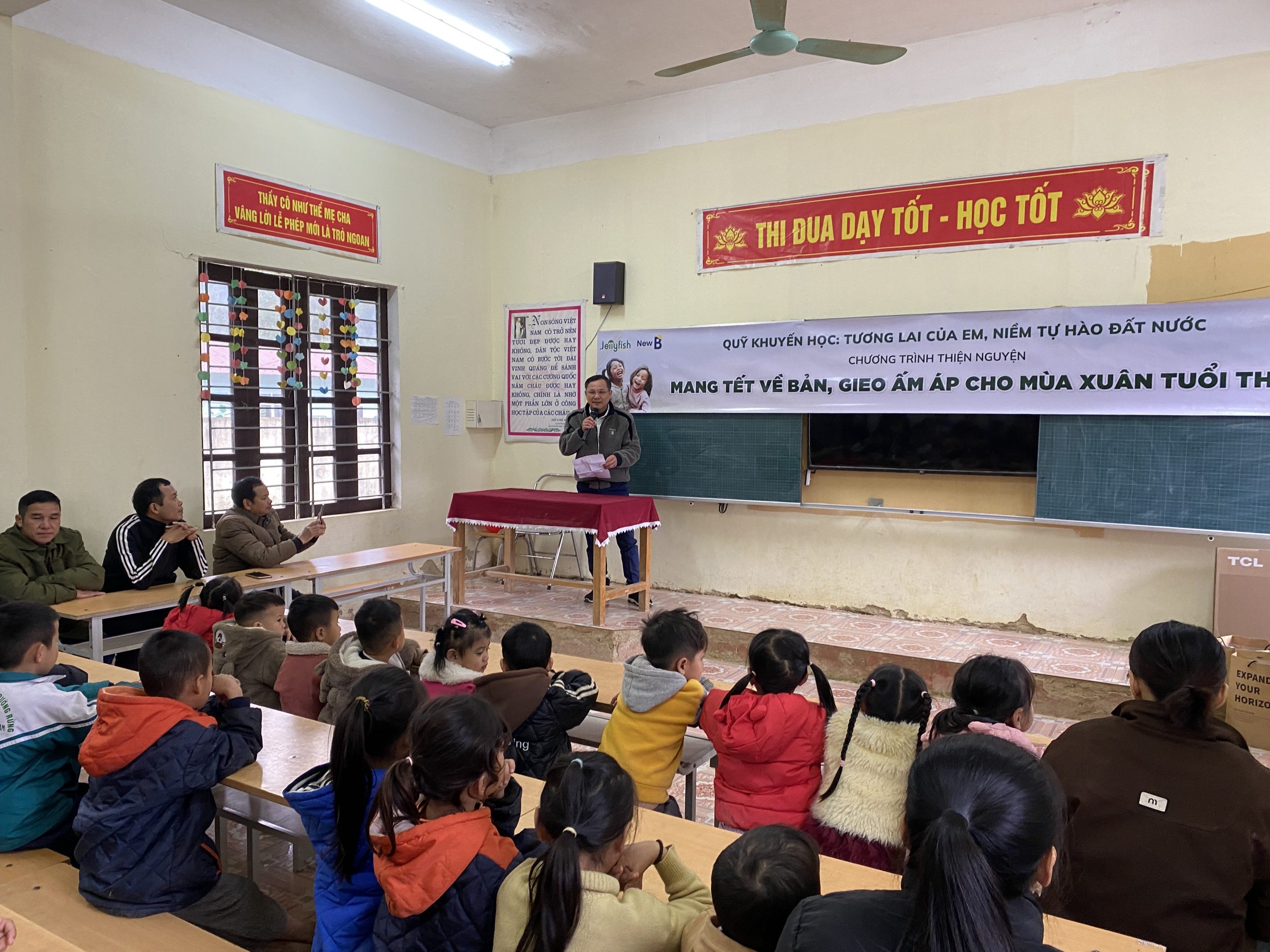 Các em nhỏ trường Mầm non và Tiểu học Lũng Cao