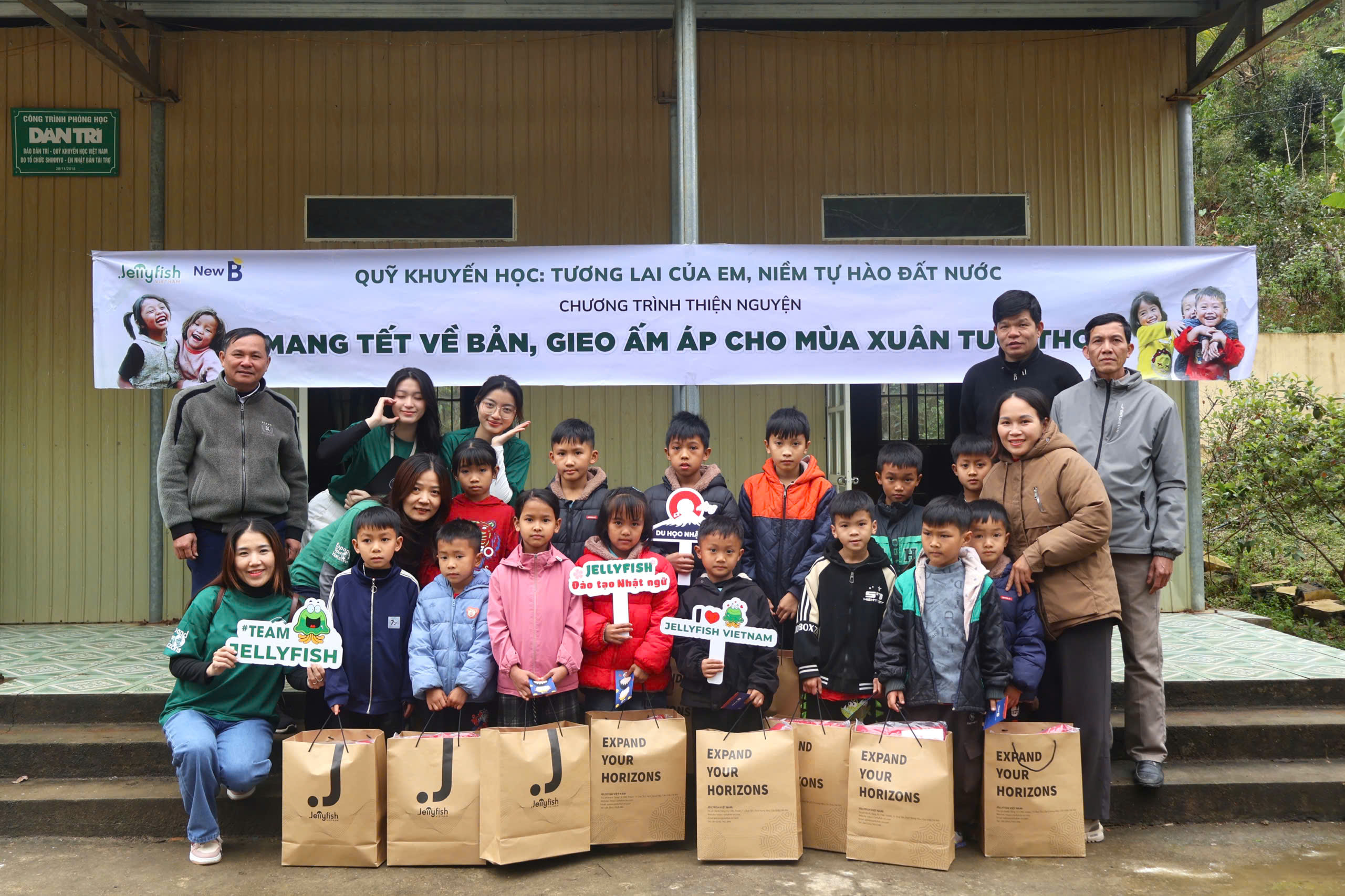 Jellyfish Charity project "Bringing Tết to the Children in the Highlands"
